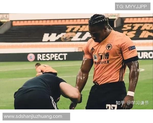 模仿足球明星球技的技巧与训练方法分享助你提升球场表现